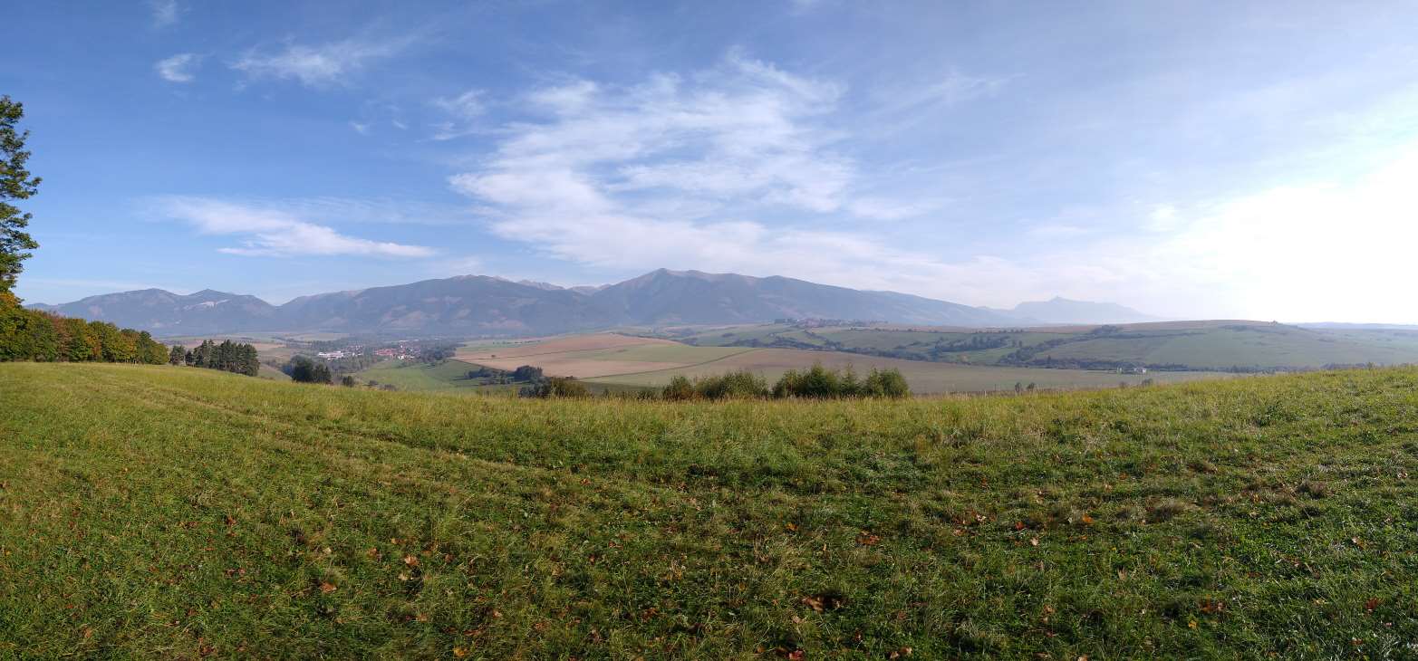 Vysoké Tatry, pohľad z vojenského cintorína nad Liptovským Mikulášom