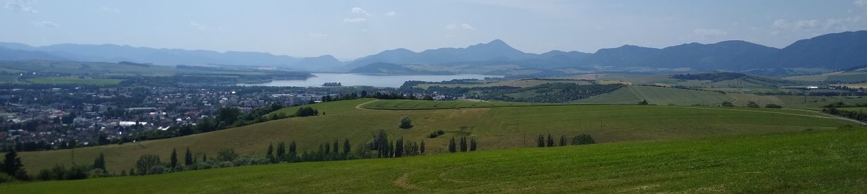pohľad na Liptovskú Maru z Háj - Nicovô Vojnový pamätník a cintorín